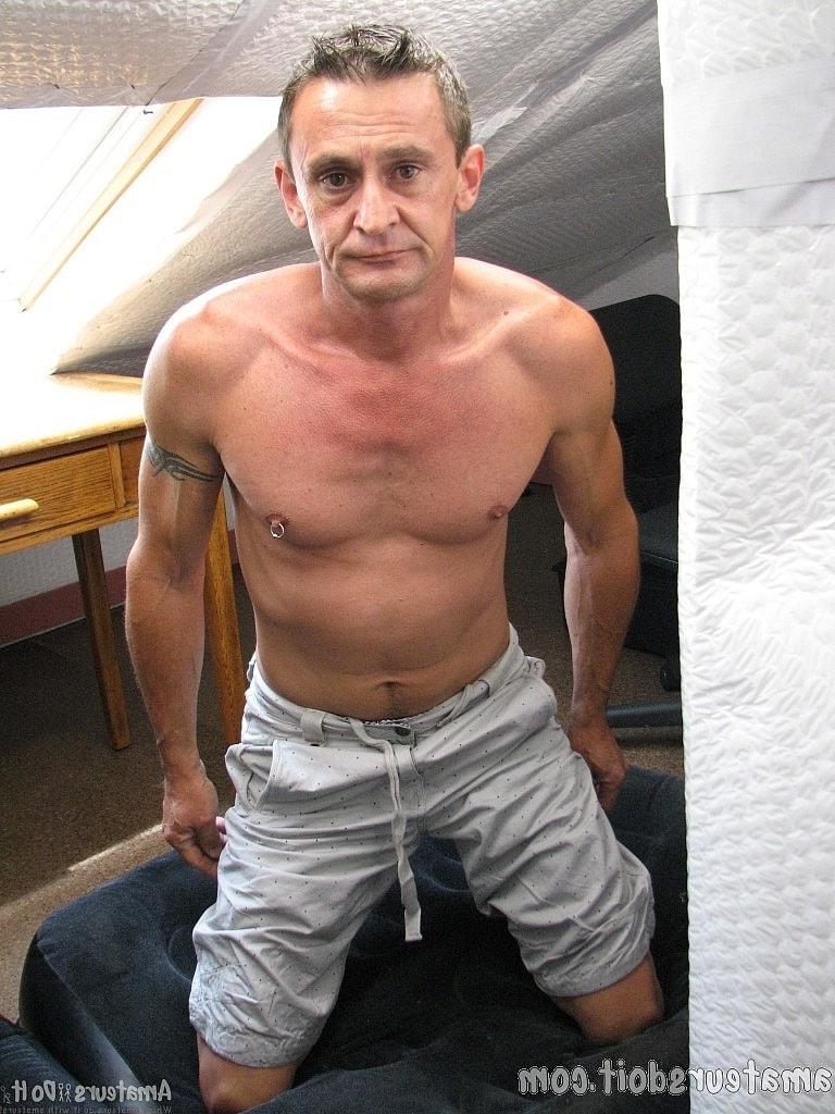 20P El gay británico Luke Pierced se desnuda y se masturba hasta eyacular