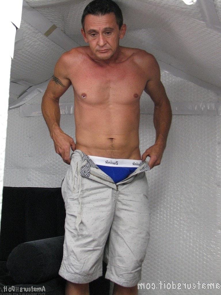 20P El gay británico Luke Pierced se desnuda y se masturba hasta eyacular