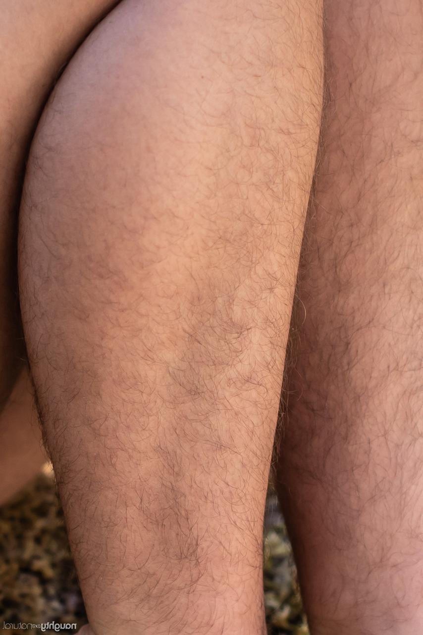 20P La gruesa morena amateur Nikki Silver muestra sus piernas, axilas y su coño peludos