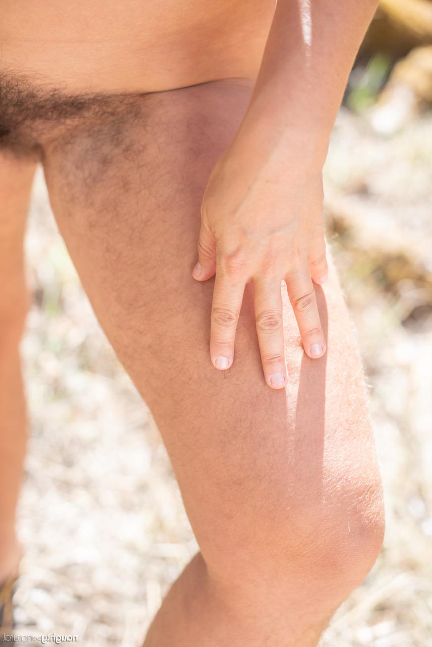 20P La gruesa morena amateur Nikki Silver muestra sus piernas, axilas y su coño peludos