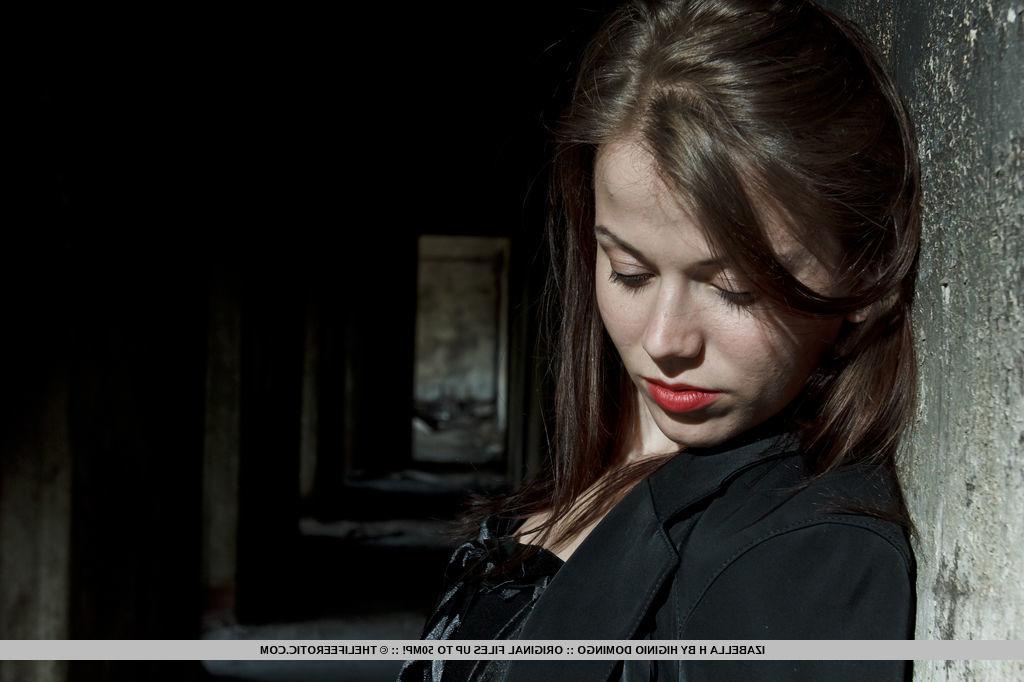 16P Izabella H, une fille excitée, caresse ses petits seins et sa chatte en bas sexy.