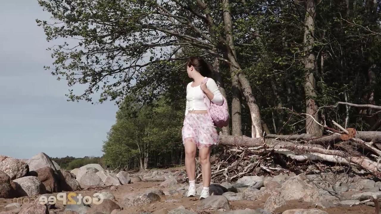 15P La chica de al lado, Rita, es atrapada orinando sobre rocas en la playa.