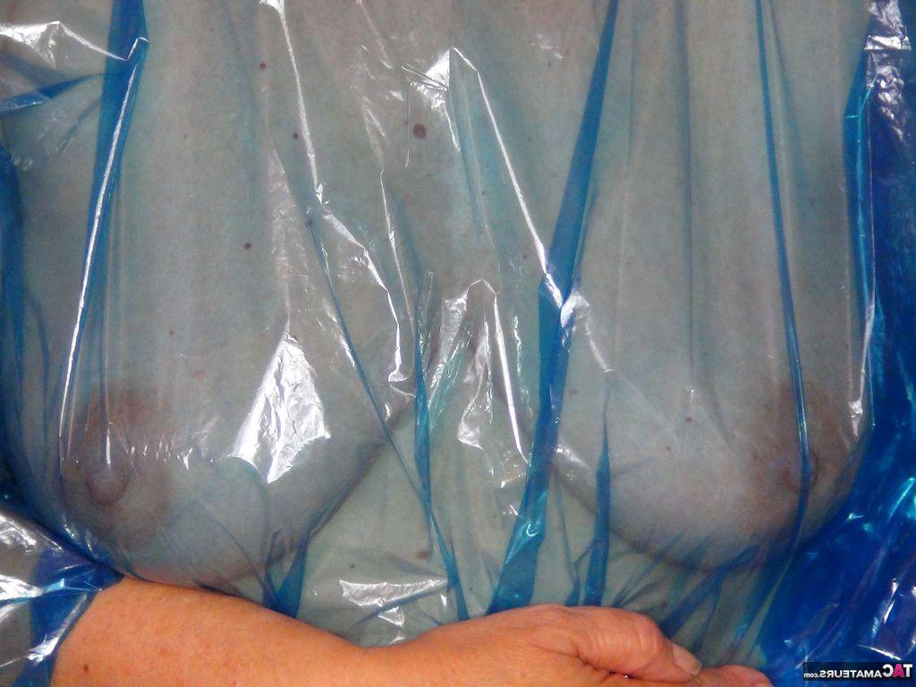 19P La abuela desnuda Abby Roberts se envuelve en plástico antes de masturbarse