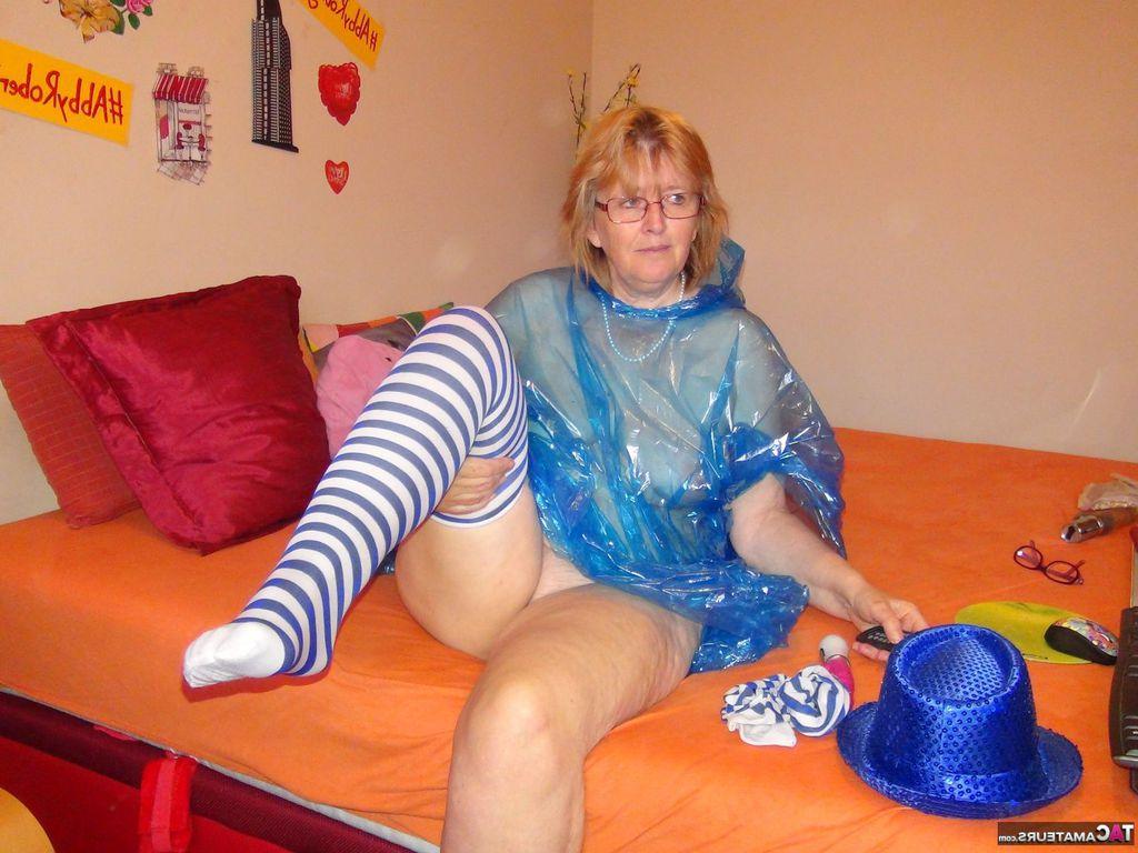 19P La abuela desnuda Abby Roberts se envuelve en plástico antes de masturbarse