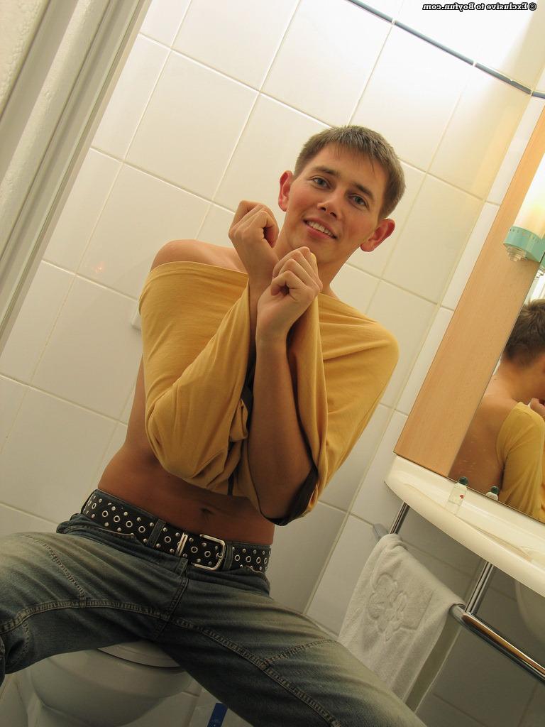 20P Der kaukasische Junge Piotr posiert und masturbiert in einem schwulen Solo unter der Dusche