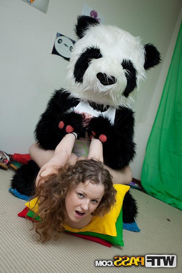 16P A jovem Anja, em boa forma física, ostenta um creampie depois de fazer sexo com um panda