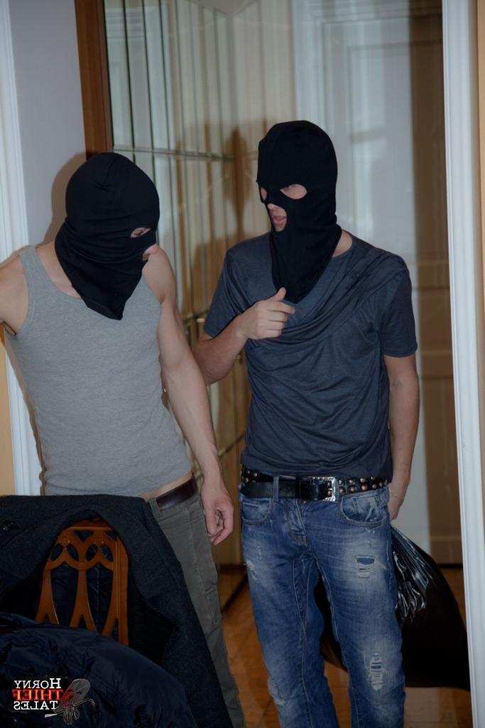 16P Petite adolescente recebe gozada no rosto de 2 invasores de casa com máscaras escuras