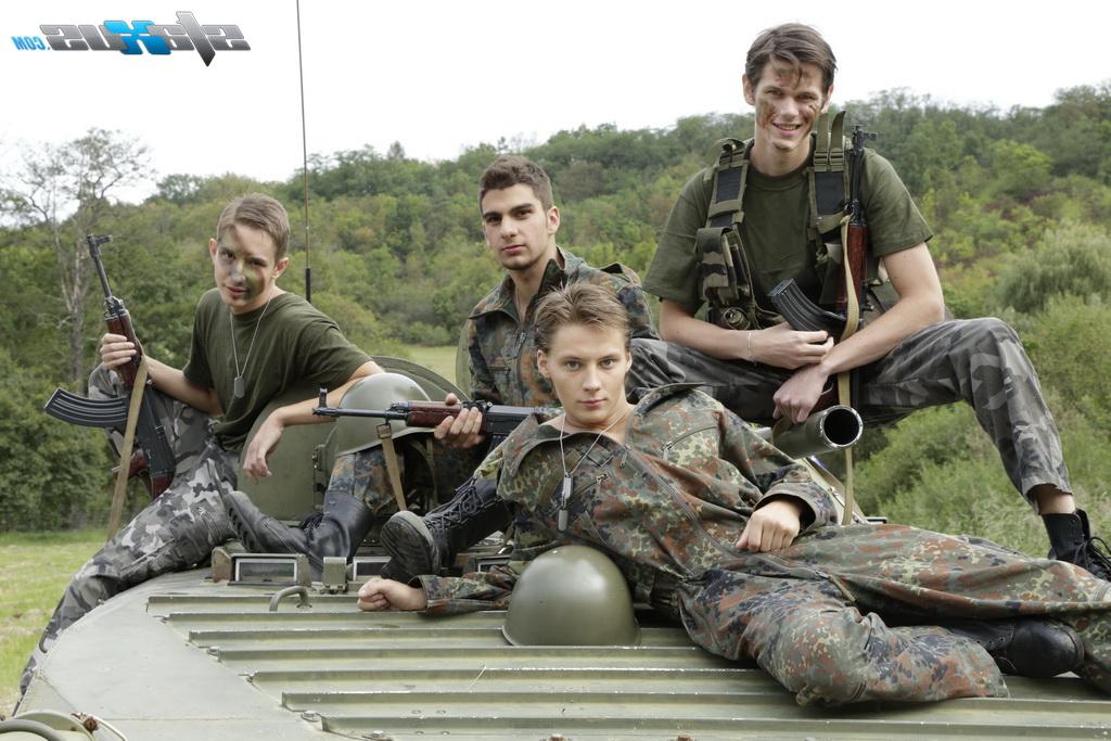 17P Militares gays fazem sexo anal entre si em uma orgia selvagem ao ar livre