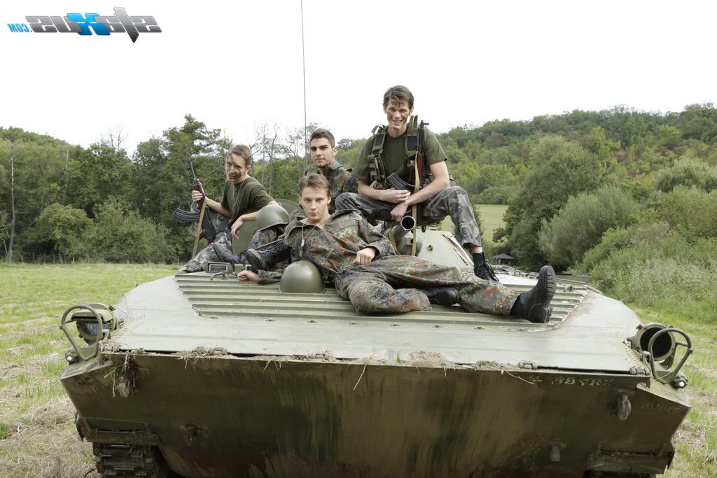 17P Militares gays fazem sexo anal entre si em uma orgia selvagem ao ar livre