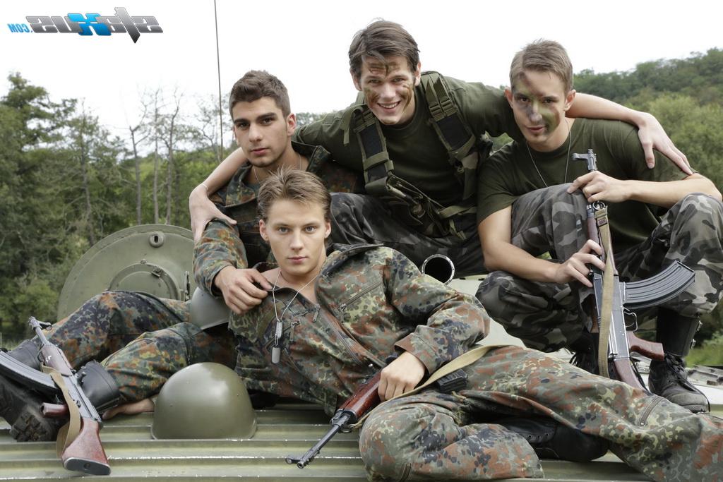 17P Militares gays fazem sexo anal entre si em uma orgia selvagem ao ar livre
