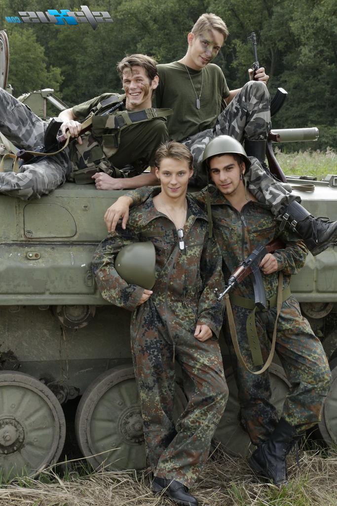 17P Militares gays fazem sexo anal entre si em uma orgia selvagem ao ar livre