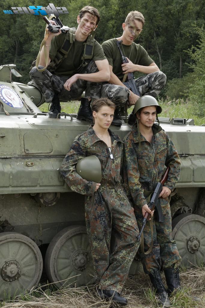 17P Militares gays fazem sexo anal entre si em uma orgia selvagem ao ar livre