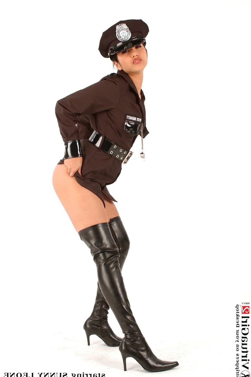 20P A policial indiana Sunny Leone mostra seus peitos grandes e bunda em seu uniforme gostoso