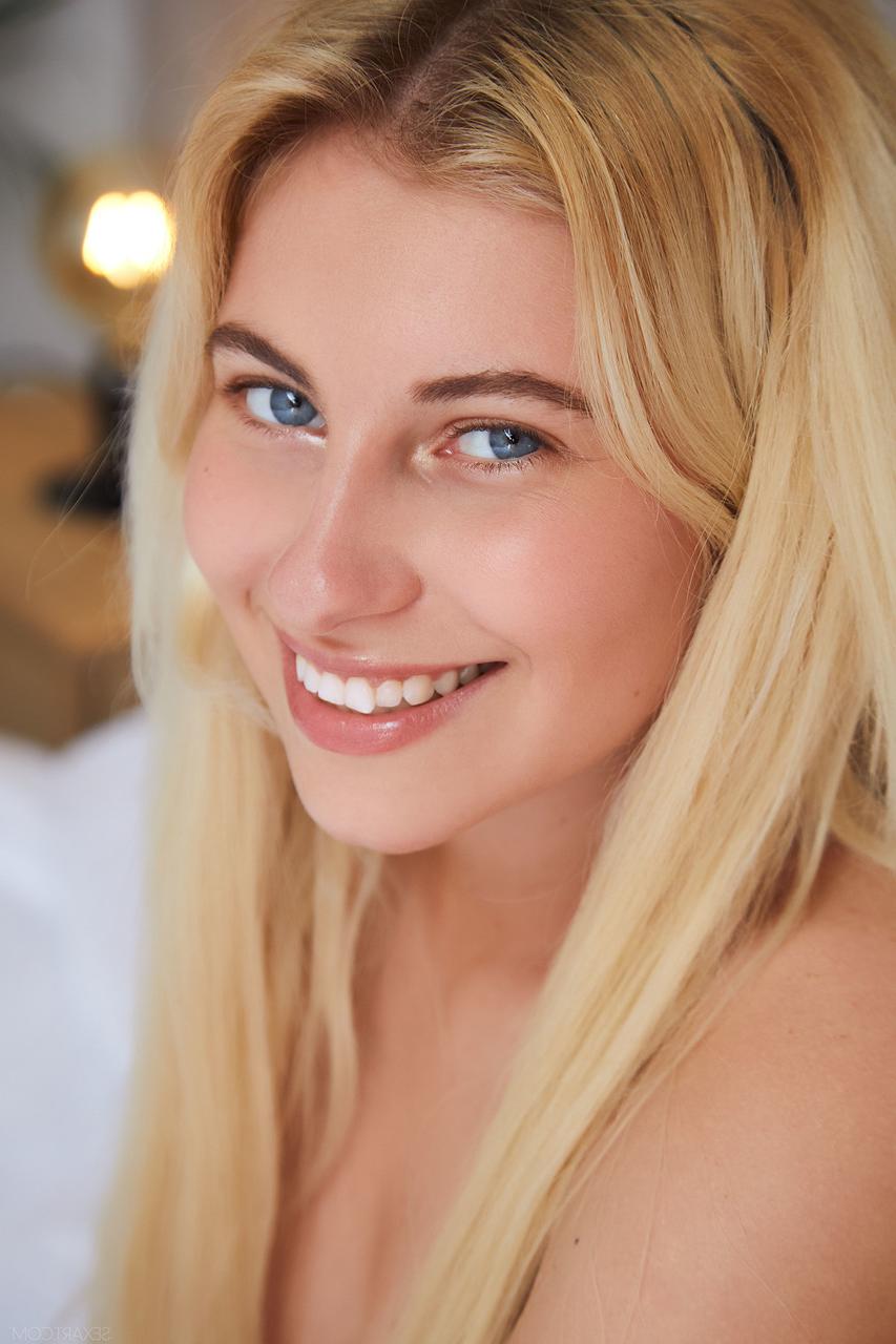 20P Die sexy Teenagerin Lilly Bella zieht ihre Unterwäsche aus und fingert ihre köstliche Muschi