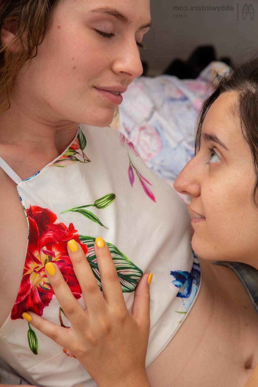 20P Las lesbianas australianas Candice D y Pilar se lamen los dedos de los pies y el coño