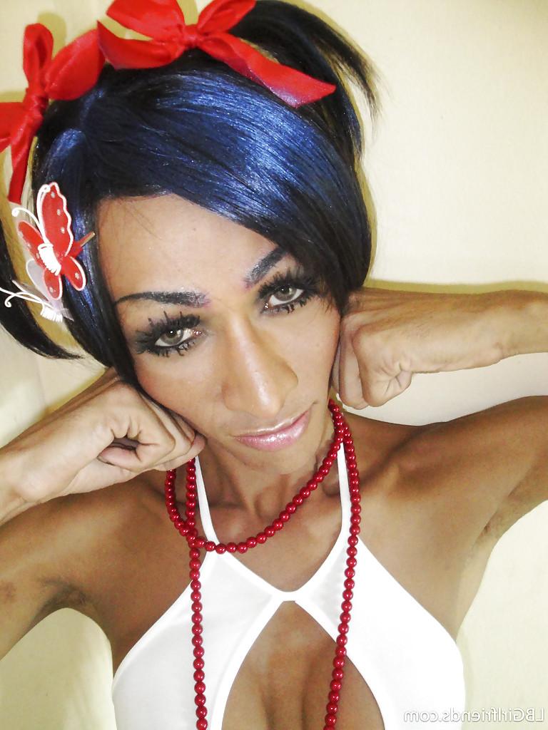 16P Tina, transexuelle asiatique aux gros seins, montre sa bite et son cul en talons hauts.