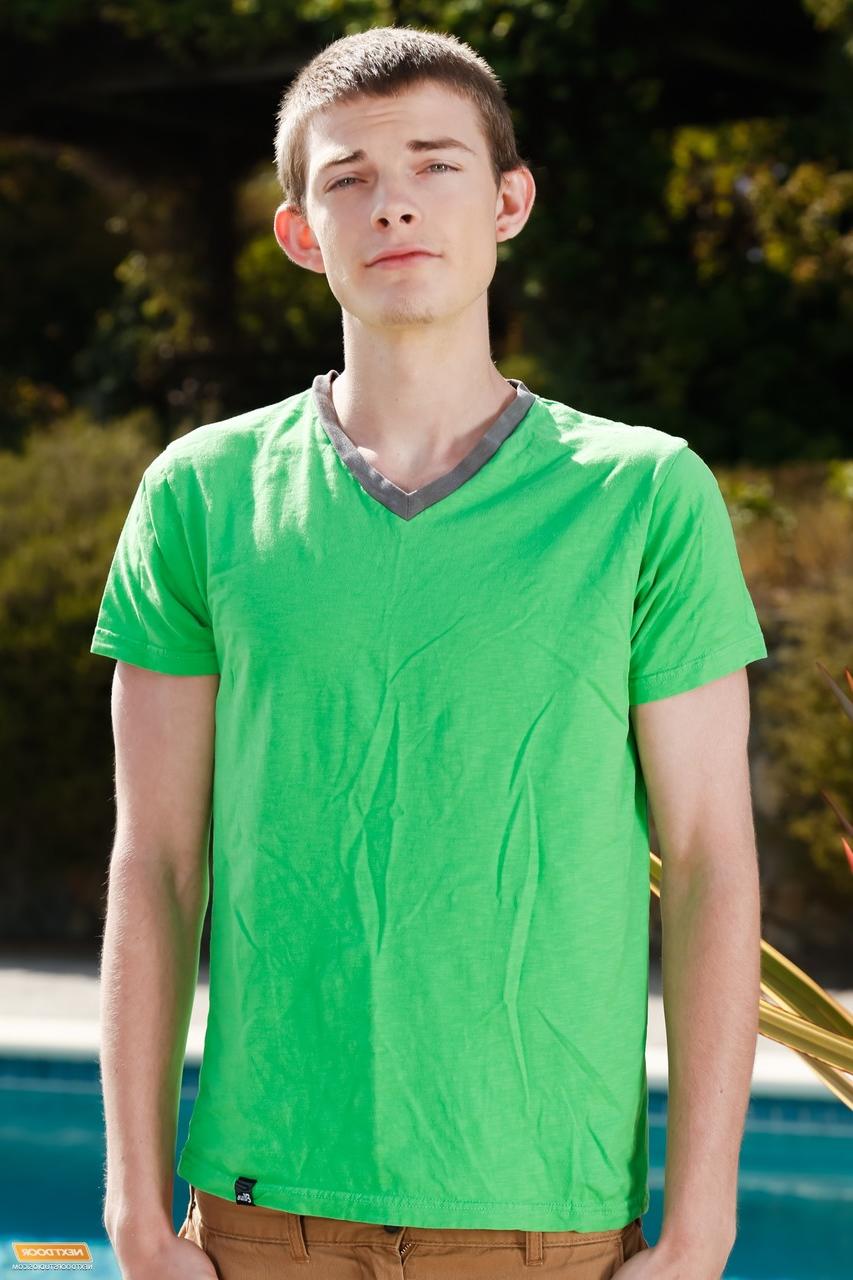 17P El flaco gay Tyson Stone se quita la ropa lentamente y posa junto a la piscina