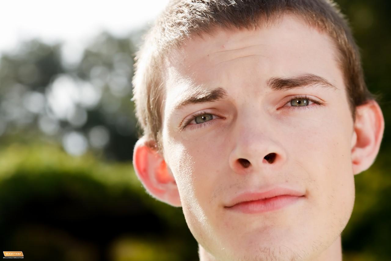 17P El flaco gay Tyson Stone se quita la ropa lentamente y posa junto a la piscina