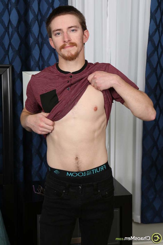20P O lindo garoto gay TJ Hughes exibindo seu pau duro e seu grande saque