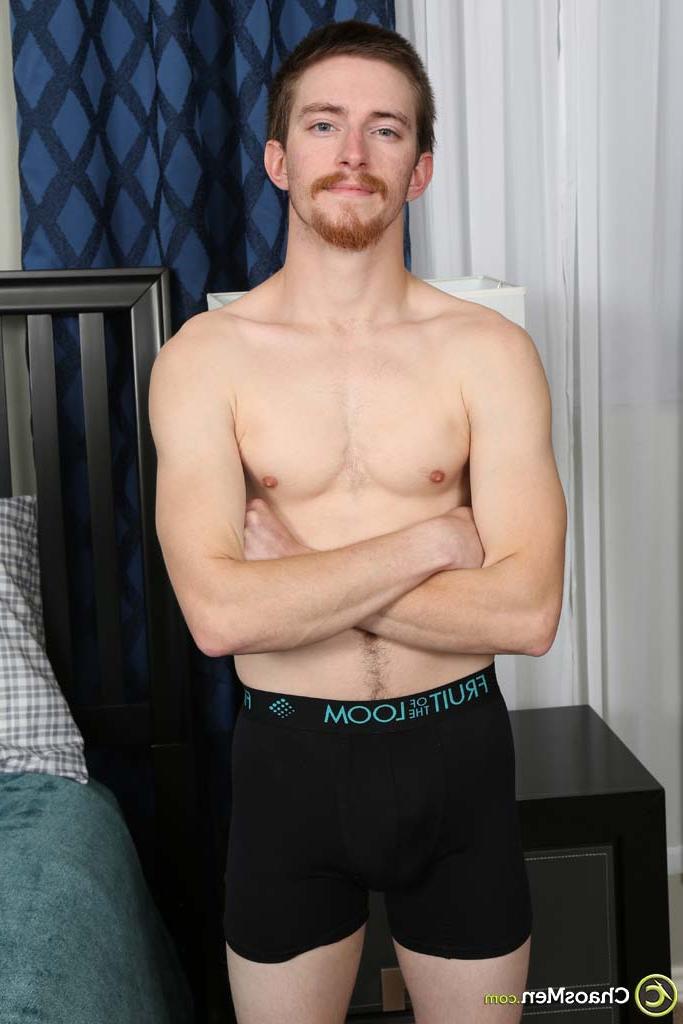 20P O lindo garoto gay TJ Hughes exibindo seu pau duro e seu grande saque