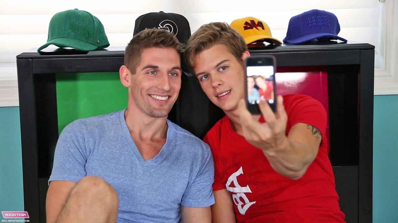 20P Os gays fofos Brad Rockwell e Alex Jordan cavalgam na cama um do outro