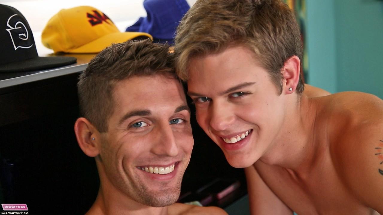 20P Os gays fofos Brad Rockwell e Alex Jordan cavalgam na cama um do outro