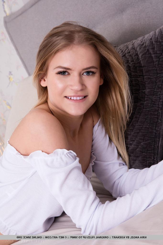 18P Die zierliche Teenagerin Kira Angel zieht sich beim Lesen völlig nackt auf ihrem Bett aus