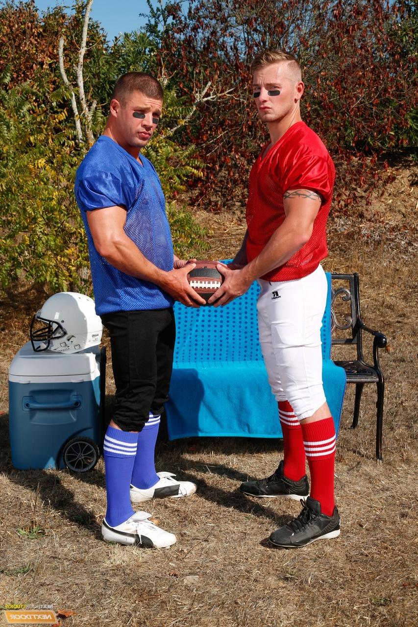 20P Os jogadores de futebol gays sexy Jake Karhoff e Hunter Stone andam na vara um do outro