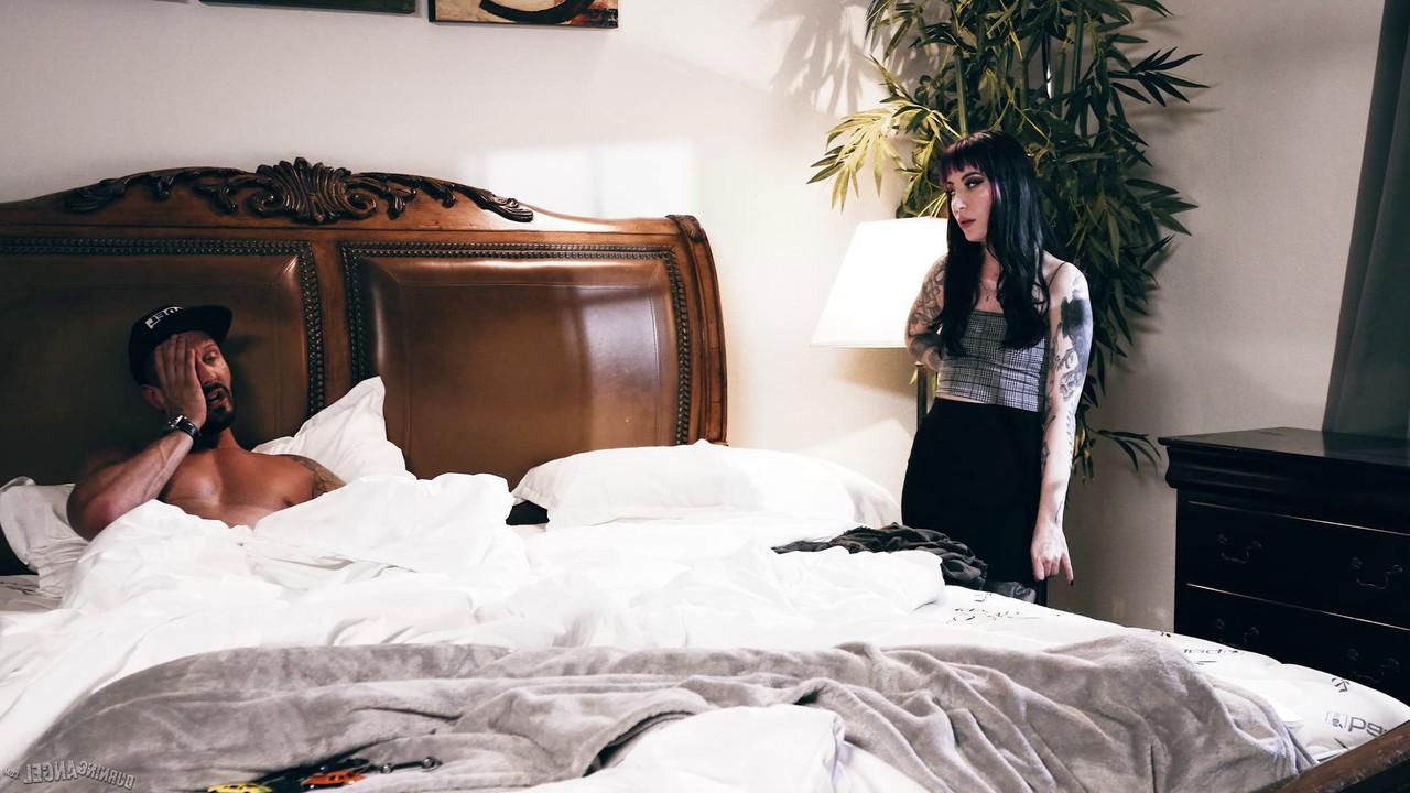 15P La morena tatuada Charlotte Sartre tiene sexo en la cama con su amigo