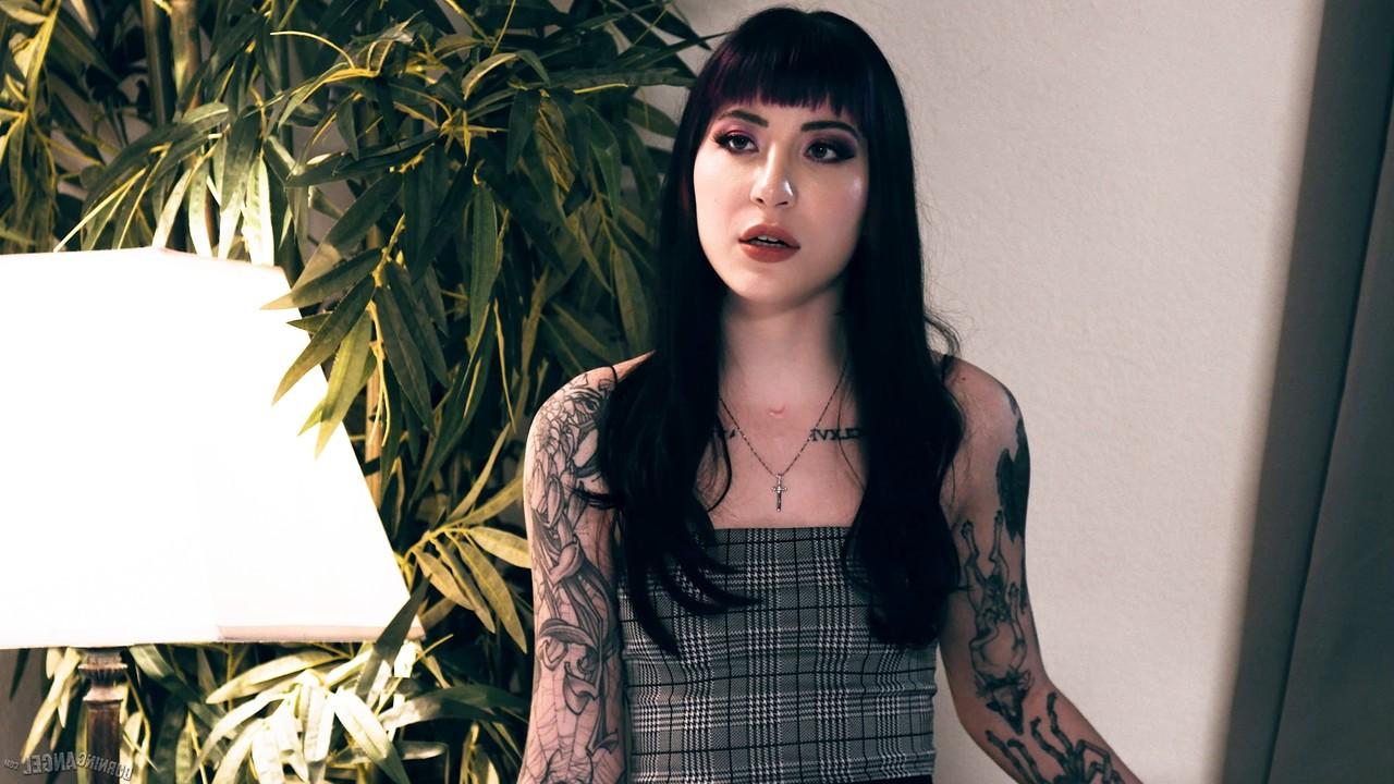 15P La morena tatuada Charlotte Sartre tiene sexo en la cama con su amigo