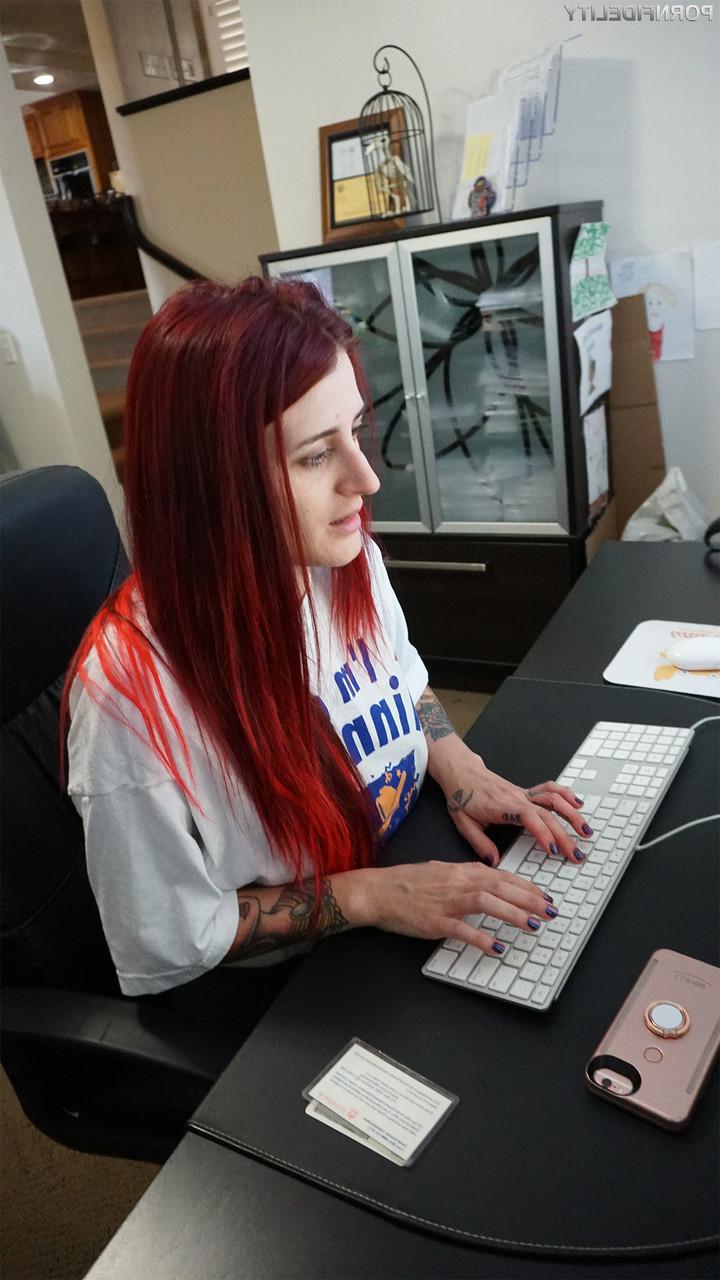 18P A ruiva tatuada Tana Lea tira o sutiã quente e mostra peitos grandes na cômoda