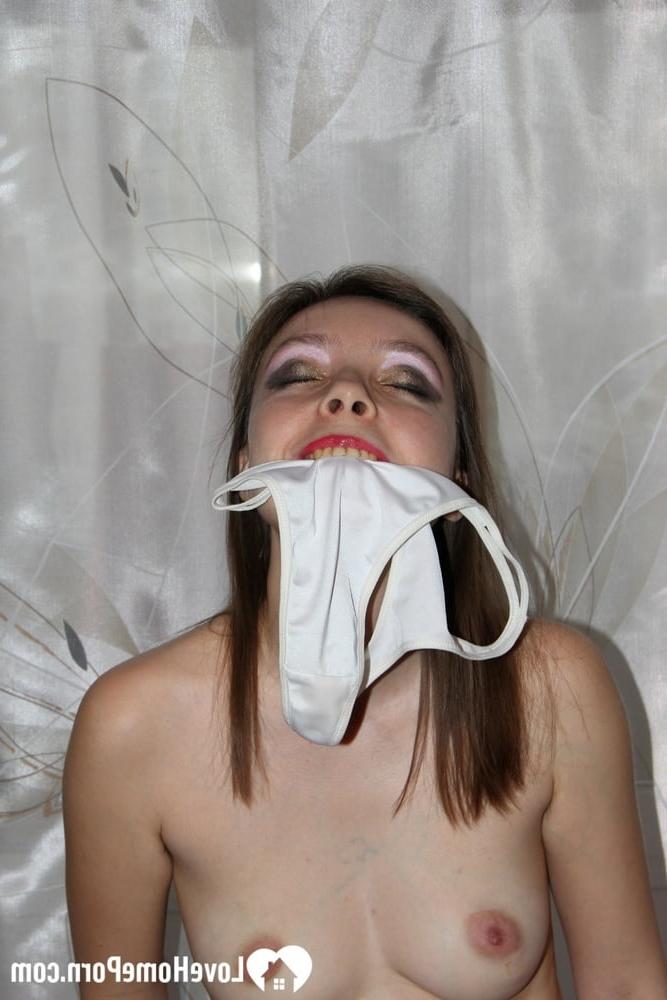 20P Amateur insatiable se masturbe avec un jouet et fourre sa culotte dans sa chatte