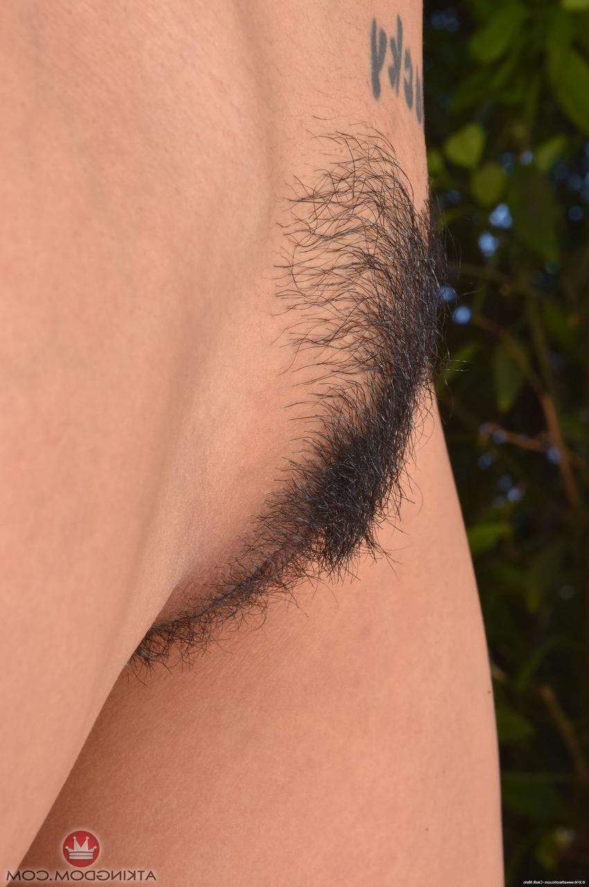 20P La pequeña adolescente asiática Saya Song se frota el coño peludo y abre las nalgas