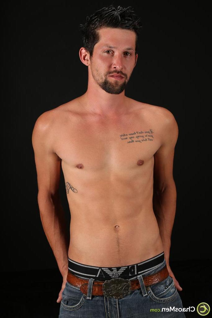 20P El chico gay de pelo oscuro Trux revela su cuerpo delgado y bronceado y muestra su gran polla