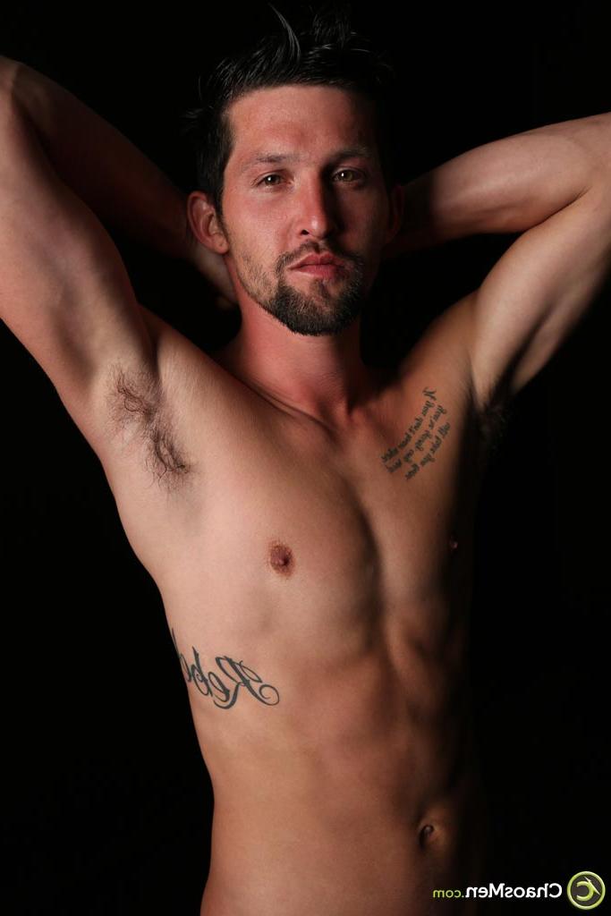 20P El chico gay de pelo oscuro Trux revela su cuerpo delgado y bronceado y muestra su gran polla
