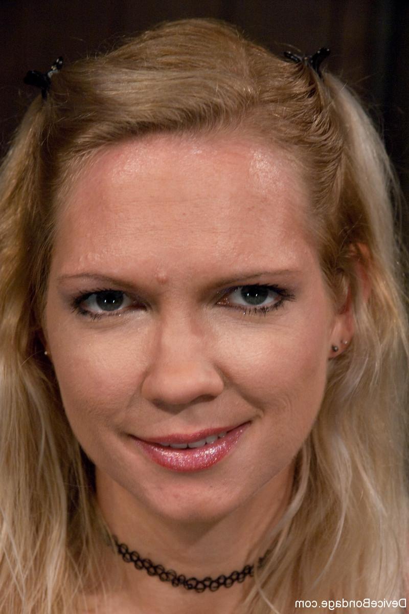 17P Die Blondine Rain DeGrey lässt sich die Brustwarzen ziehen, während sie am Boden angekettet ist