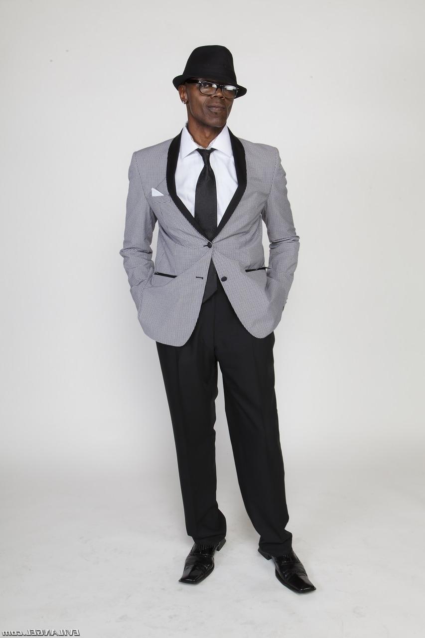 14P O garanhão pornô de ébano Sean Michaels posando suavemente enquanto usava um terno elegante