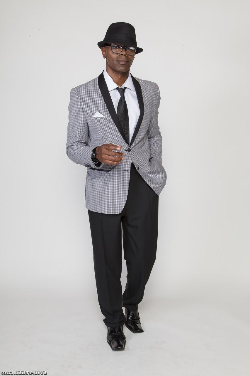 14P O garanhão pornô de ébano Sean Michaels posando suavemente enquanto usava um terno elegante
