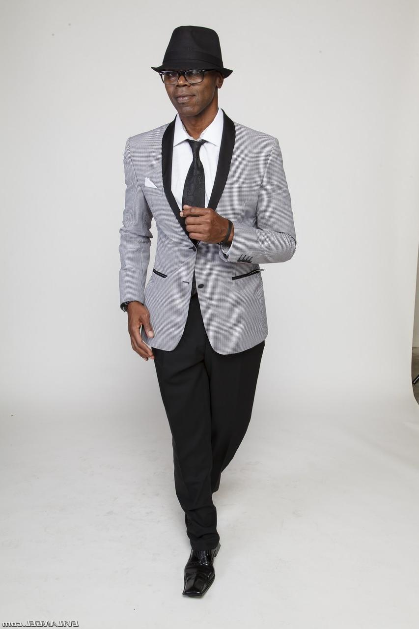 14P O garanhão pornô de ébano Sean Michaels posando suavemente enquanto usava um terno elegante