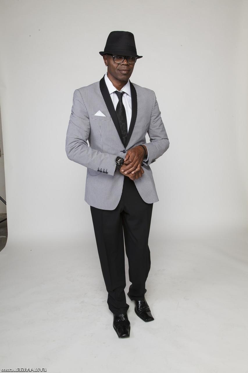 14P O garanhão pornô de ébano Sean Michaels posando suavemente enquanto usava um terno elegante