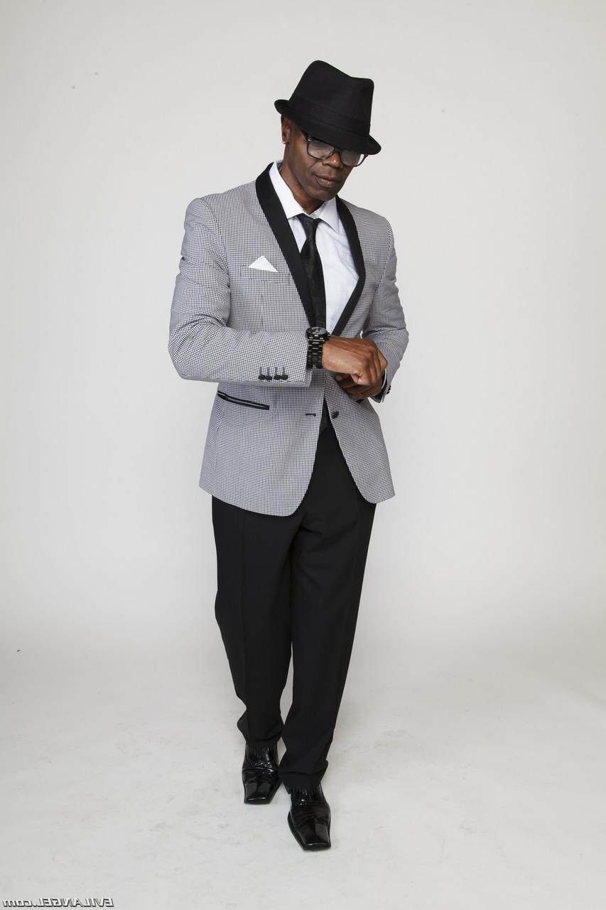 14P O garanhão pornô de ébano Sean Michaels posando suavemente enquanto usava um terno elegante