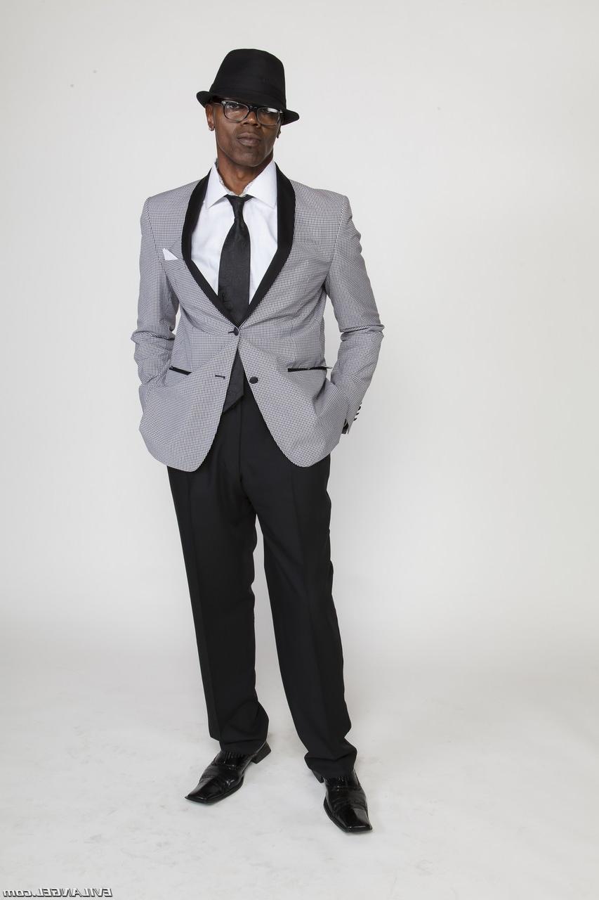 14P O garanhão pornô de ébano Sean Michaels posando suavemente enquanto usava um terno elegante