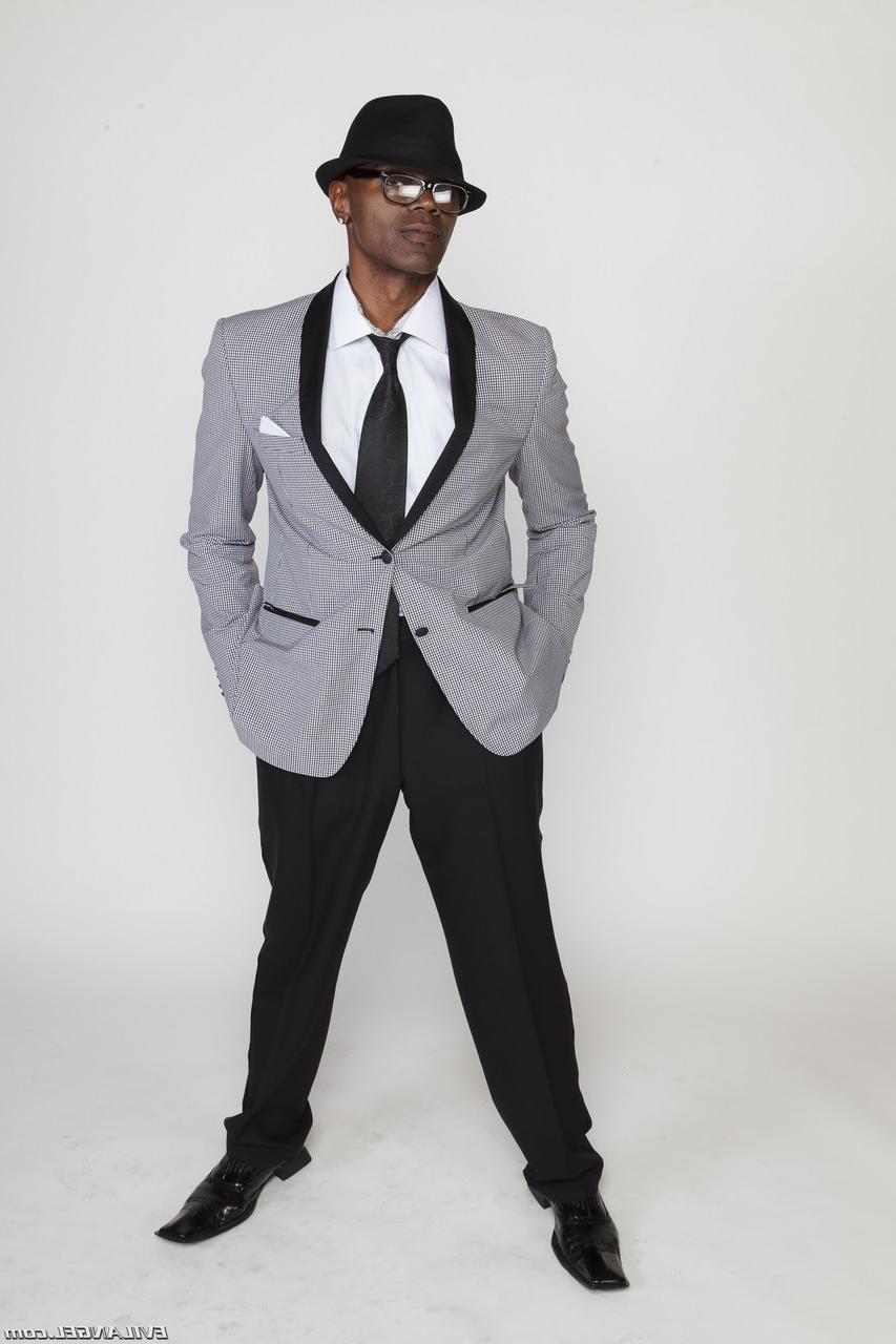 14P O garanhão pornô de ébano Sean Michaels posando suavemente enquanto usava um terno elegante