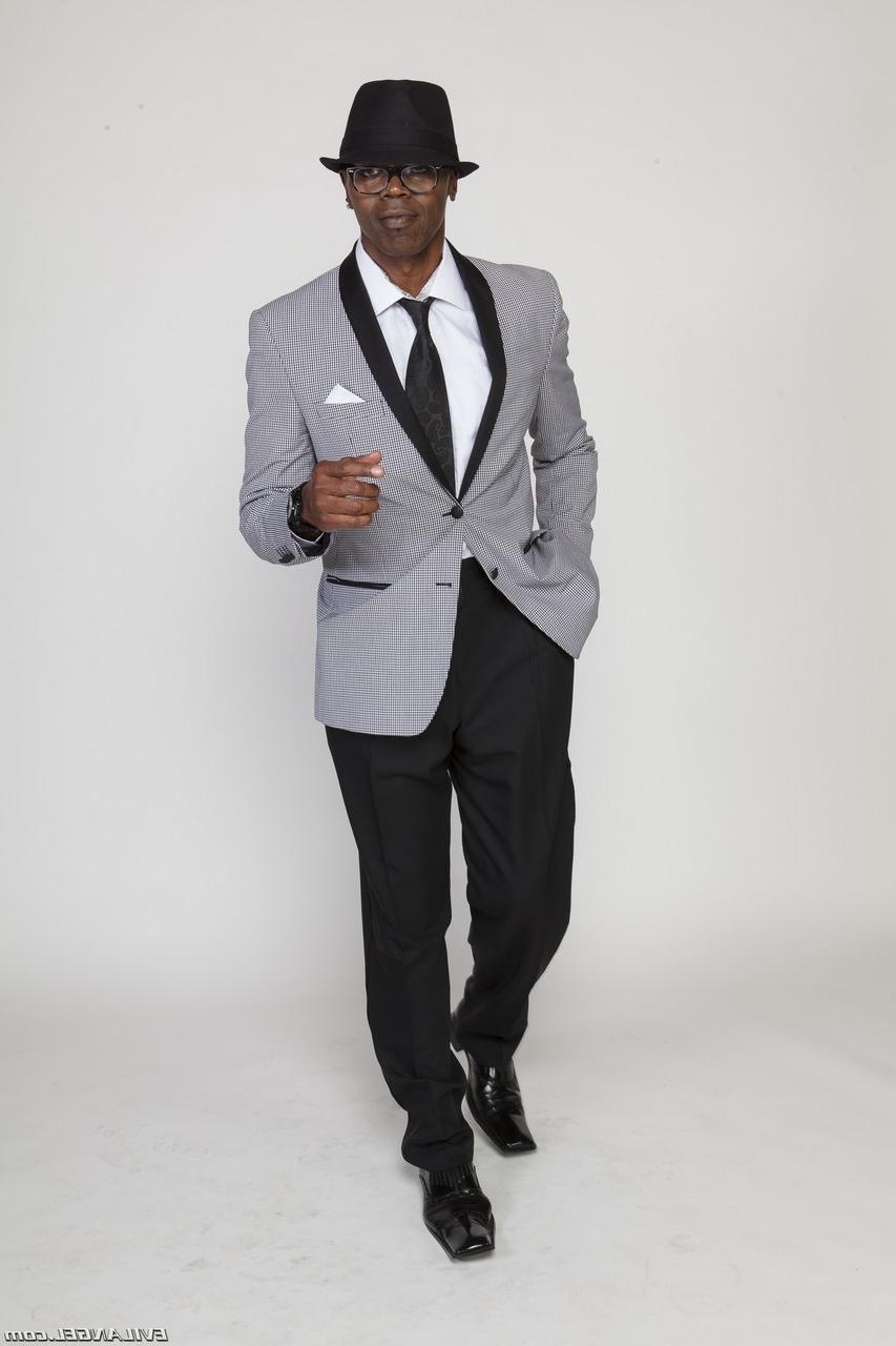 14P O garanhão pornô de ébano Sean Michaels posando suavemente enquanto usava um terno elegante