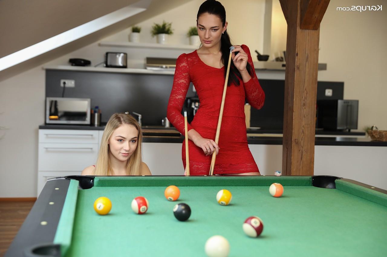 18P Chicas lesbianas tienen sexo en trío en una cama después de jugar al billar