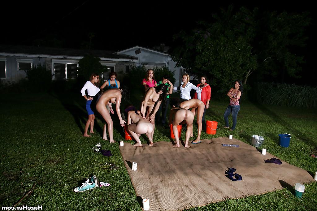 16P Des salopes brunes aux gros seins se déshabillent et organisent une fête lesbienne.