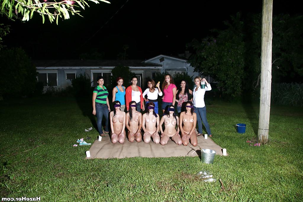 16P Des salopes brunes aux gros seins se déshabillent et organisent une fête lesbienne.