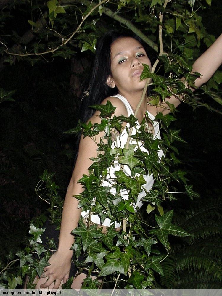 18P Chica india solitaria se desnuda en ropa interior de encaje blanco mientras está en el bosque