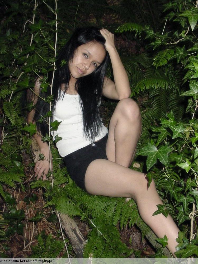 18P Chica india solitaria se desnuda en ropa interior de encaje blanco mientras está en el bosque