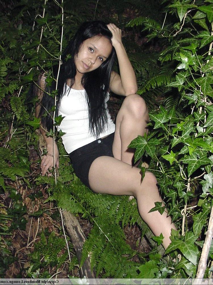 18P Chica india solitaria se desnuda en ropa interior de encaje blanco mientras está en el bosque